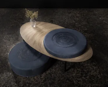 Tavolino in legno con pouf e seduta imbottita in pelle nera Sit Able 03 di MOS-Design