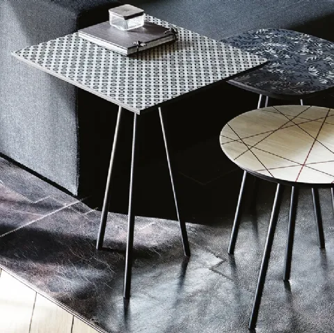 Tavolino in acero serigrafato e base in acciaio Kaos di Cattelan Italia