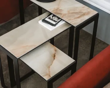 Tavolini con piano in ceramica effetto marmo Kitano di Cattelan Italia