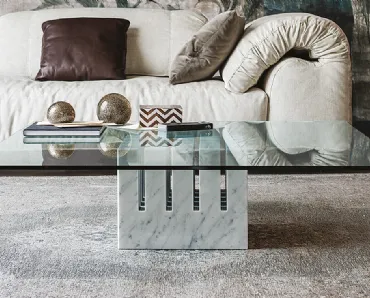 Tavolino con base in marmo e piano in cristallo Scacco di Cattelan Italia