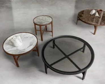 Tavolini in legno massello con top in marmo o in cristallo fumé Cyclos di Alivar