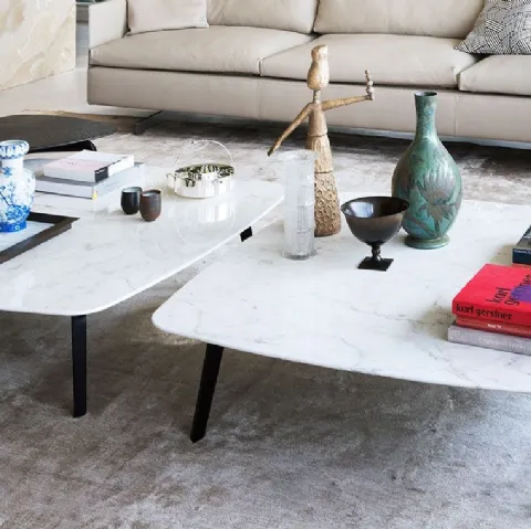 Tavolino con base in massello di frassino e top in marmo o legno, disponibile in varie forme Fiorile di Poltrona Frau