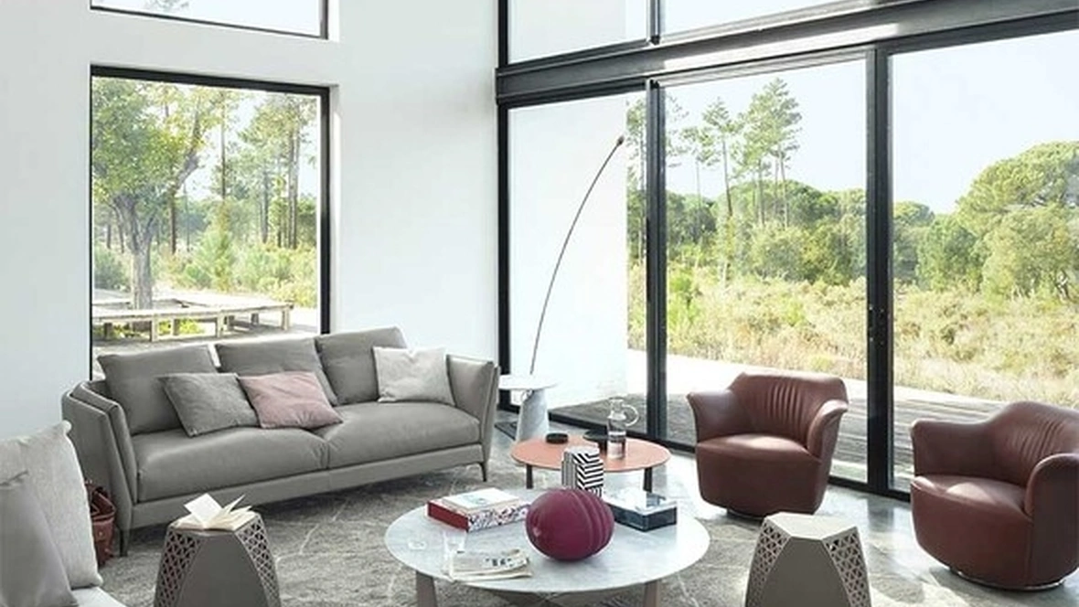 Tavolino Hudson rivestito in cuoio con traforo di Poltrona Frau