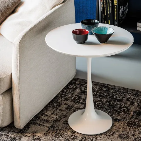 Tavolino con base in poliuretano Hugo di Cattelan Italia