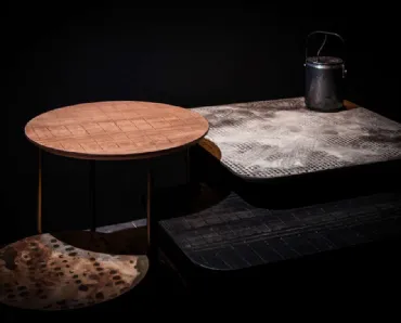 Tavolini Misty Rose in legno con decori di MOS-Design