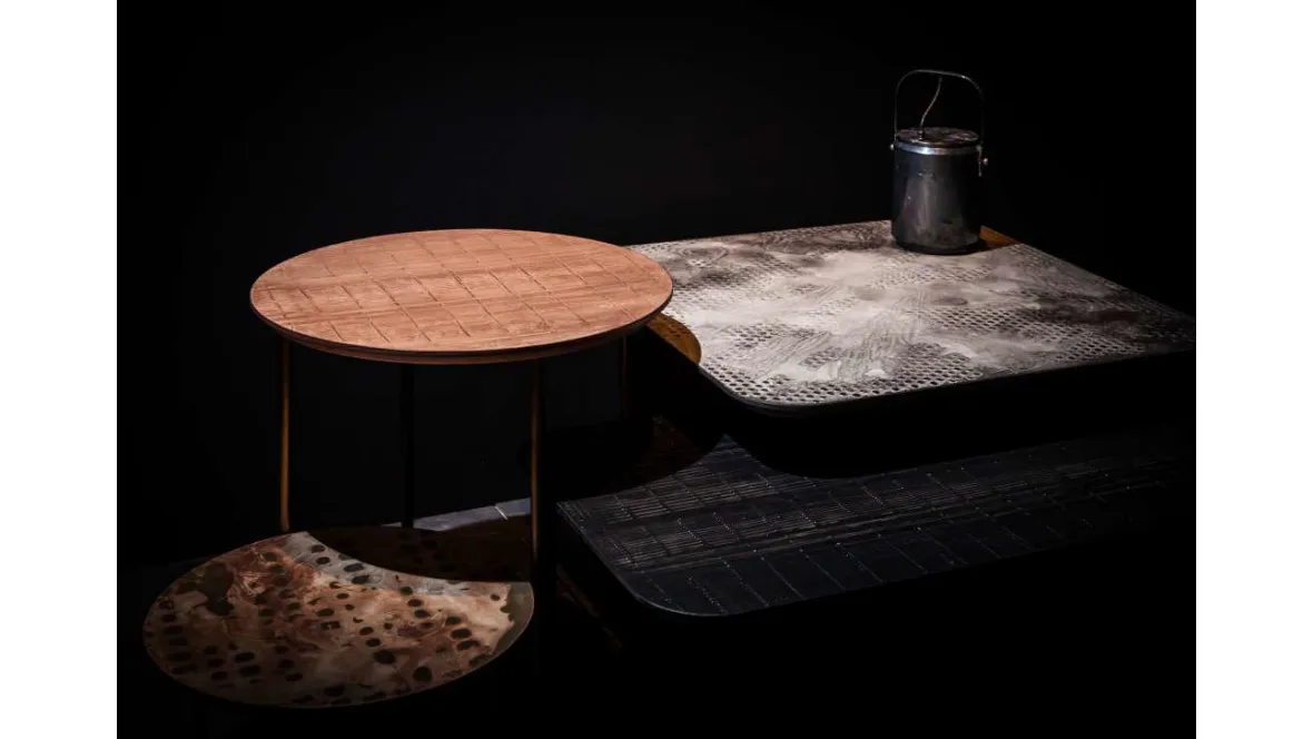 Tavolini Misty Rose in legno con decori di MOS-Design