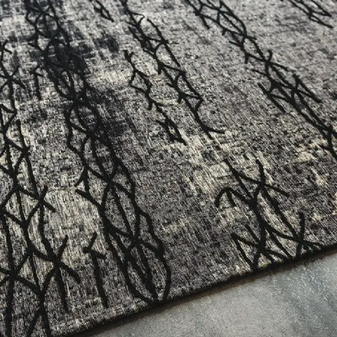 Tappeto Mumbai grigio e nero tessuto in cotone e ciniglia a rilievo di Cattelan Italia