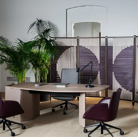 Pannello decorativo Plot realizzato con listelli in pelle intrecciata  agganciati ai tubolari metallici della struttura di Poltrona Frau