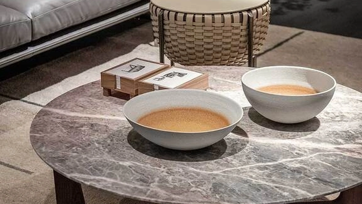 Tavolino rotondo Ilary con top in marmo e base in multistrato di Betulla di Poltrona Frau