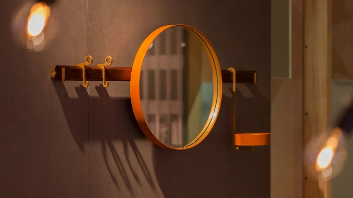 Ren Specchio Appendiabiti con cornice rivestita in cuoio e supporto in legno di Poltrona Frau
