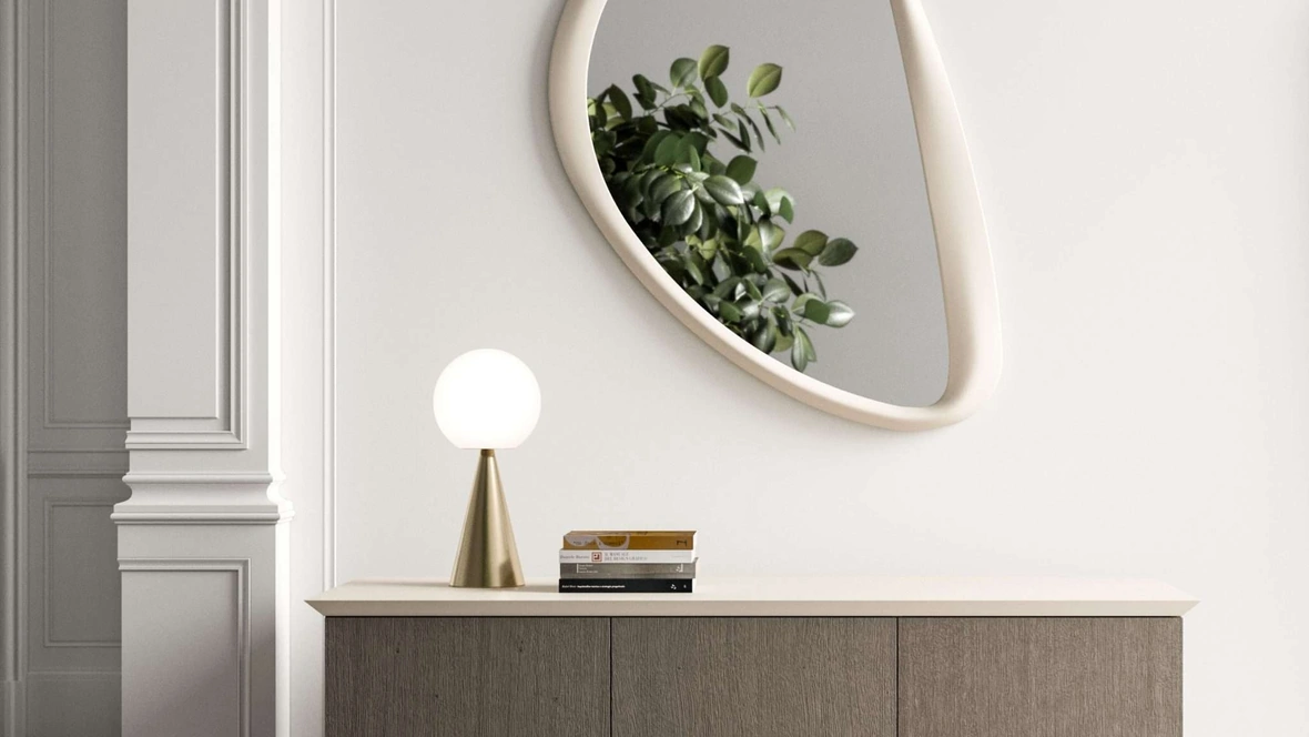 Specchio sagomato Soho con cornice in pelle di Ozzio