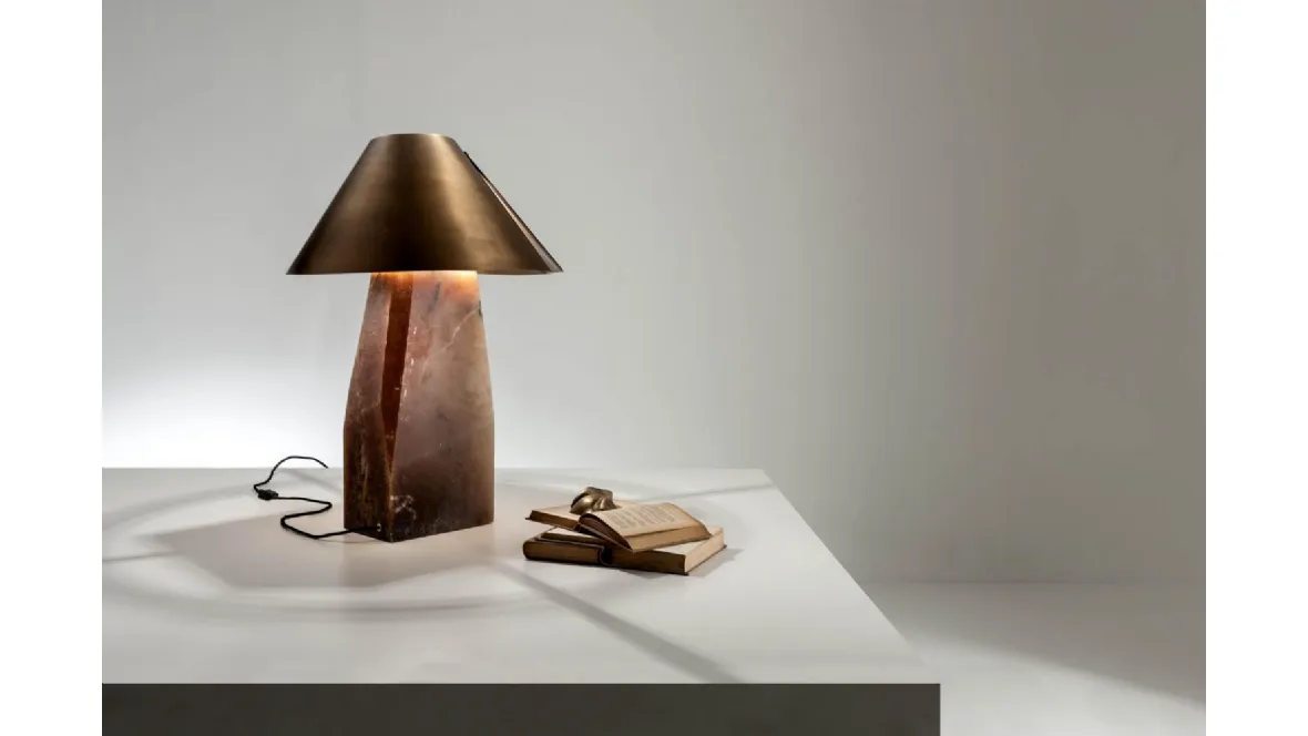 Lampada da tavolo in ottone e alabastro dalla forma irregolare Ada di Laura Meroni