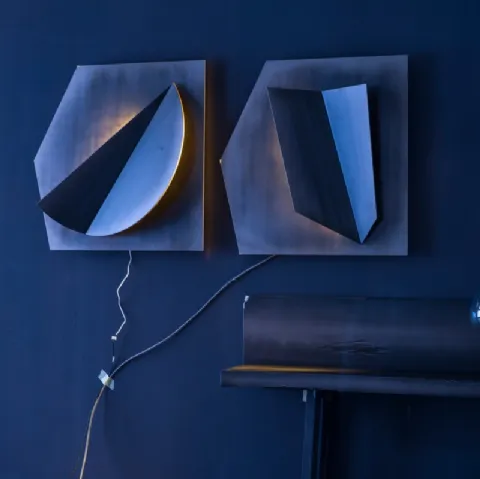 Lampada sda parete come un quadro luminoso in finitura metallica Amadeus light di Adriani e Rossi