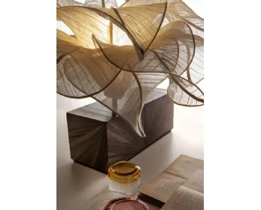 Lampada da tavolo Aurizia con base in legno decorata da un intarsio di paglia di segale e paralume decorativo a forma di fiore di Laura Meroni