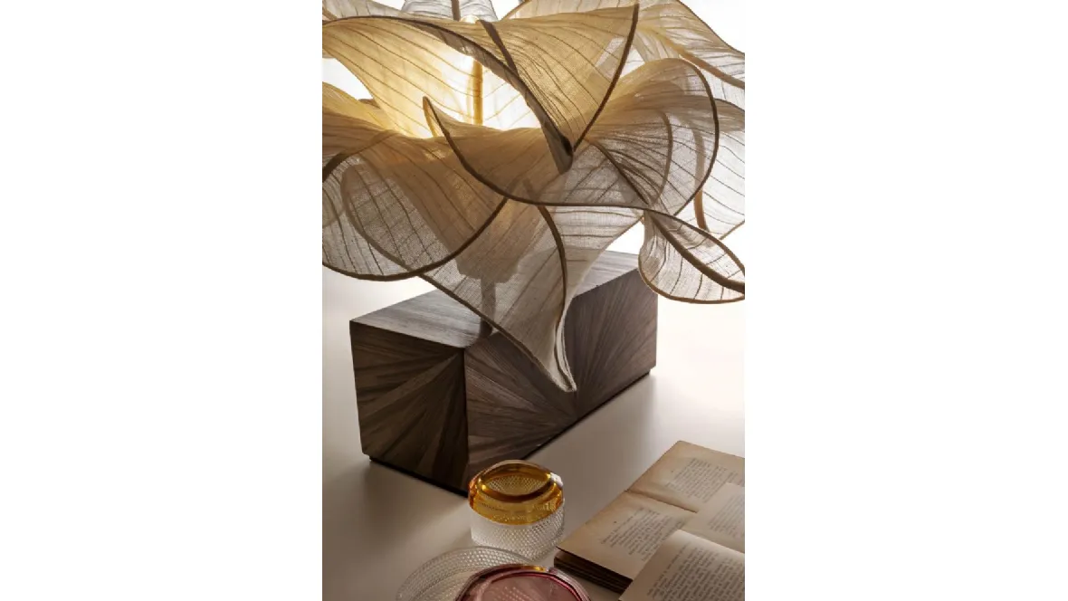 Lampada da tavolo Aurizia con base in legno decorata da un intarsio di paglia di segale e paralume decorativo a forma di fiore di Laura Meroni