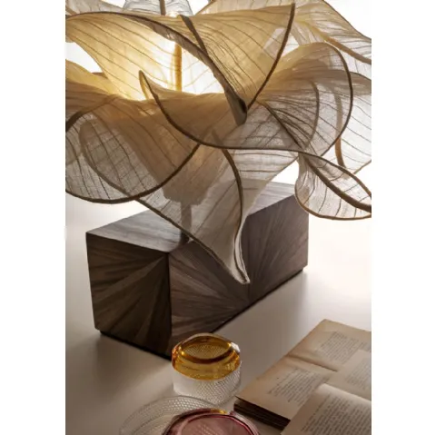 Lampada da tavolo Aurizia con base in legno e paralume decorativo in tessuto a forma di fiore di Laura Meroni