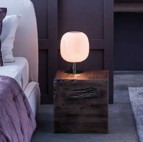 Lampada da tavolo con base in metallo e paralume in vetro rosa Caminia di Adriani e Rossi