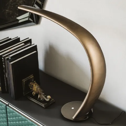 Lampada da tavolo in poliuretano con base in acciaio Mamba di Cattelan Italia