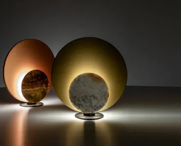 Lampada da tavolo Clis in metallo satinato con cover in onice di Laura Meroni