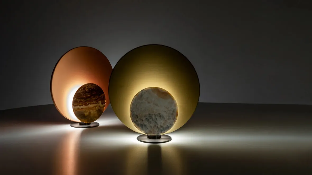 Lampada da tavolo Clis in metallo satinato con cover in onice di Laura Meroni
