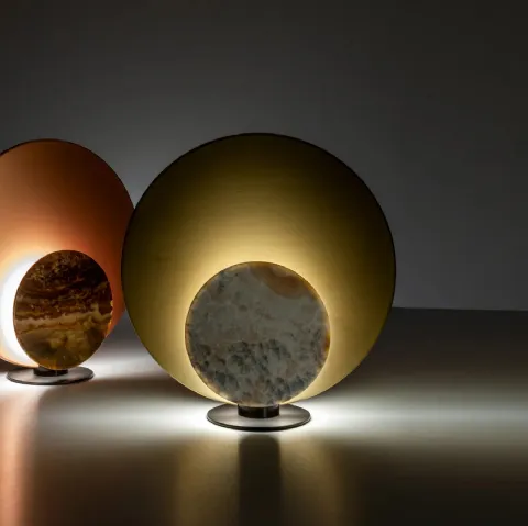 Lampada da tavolo Clis in metallo satinato con cover in onice di Laura Meroni