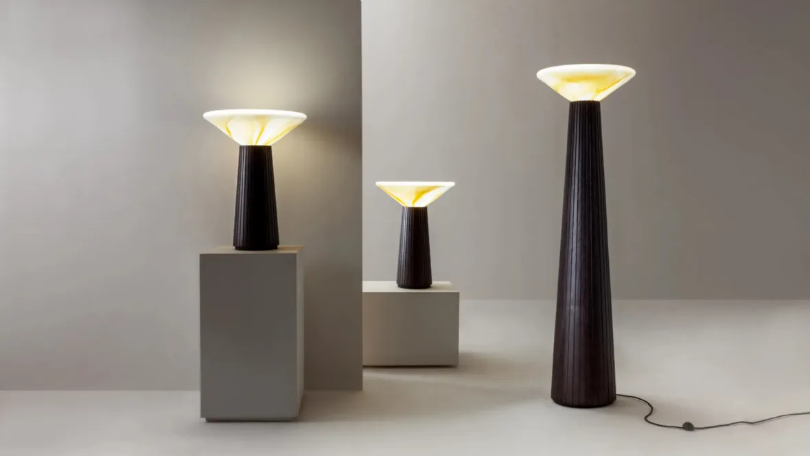 Lampada Cono da Tavolo e da Terra in massello di abete con paralume in vetro di Laura Meroni