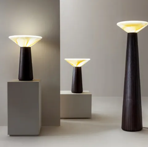 Lampada Cono da Tavolo e da Terra in massello di abete con paralume in vetro di Laura Meroni