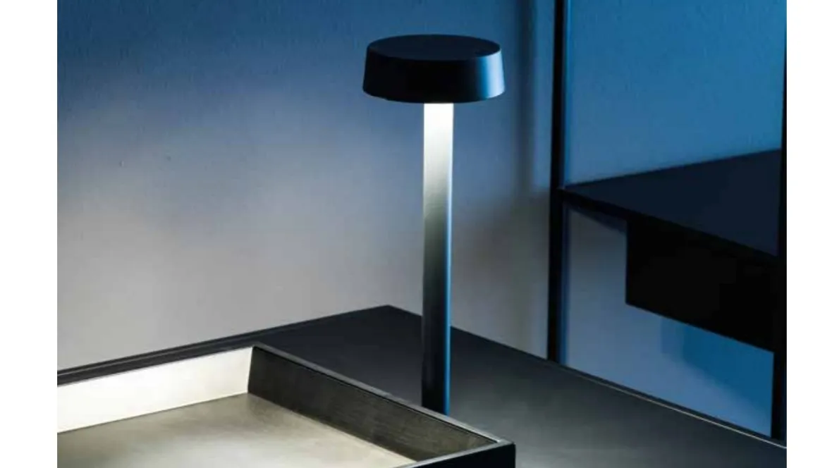 Lampada ricaricabile con luce LED e basamento magnetico Follow me di Adriani e Rossi