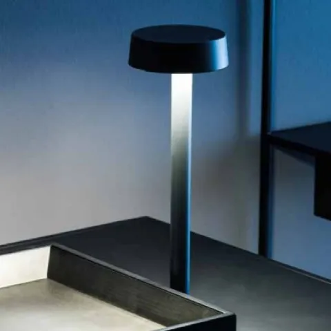 Lampada ricaricabile con luce LED e basamento magnetico Follow me di Adriani e Rossi