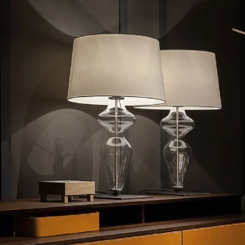 Lampada da Tavolo con base e stelo in acciaio con sagoma esterna in vetro trasparente Holly di Poltrona Frau