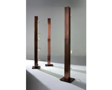 Lampada da terra Shadow Structure MA30 in rame brunito con elementi in ottone di Laura Meroni