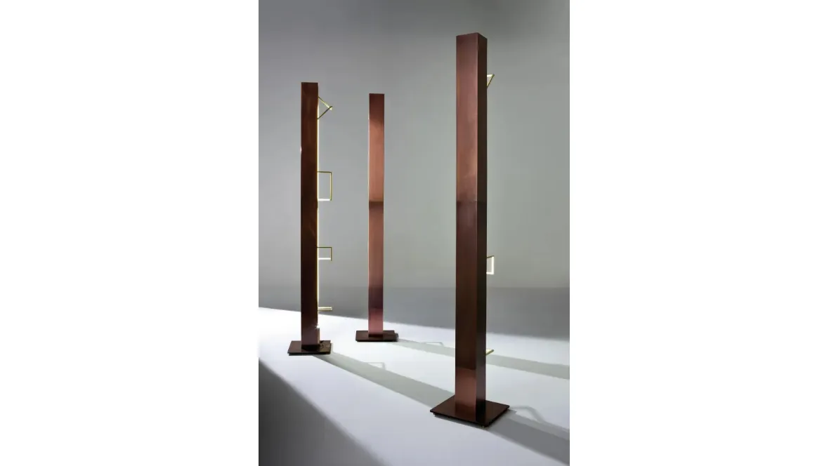 Lampada da terra Shadow Structure MA30 in rame brunito con elementi in ottone di Laura Meroni
