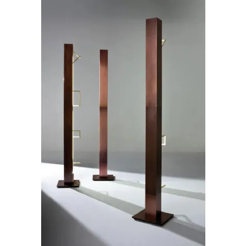 Lampada da terra Shadow Structure MA30 in rame brunito con elementi in ottone di Laura Meroni