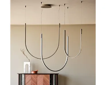 Lampada a sospensione con struttura in acciaio verniciato iron grey satinato e particolari in ottone Nahun di Cattelan Italia