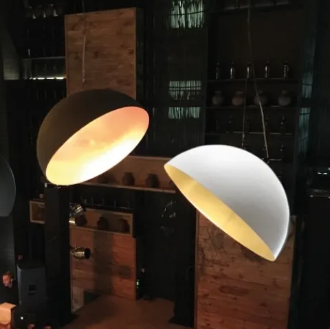 Lampada a sospensione inclinata in metallo verniciato bianco o nero Nemo Degree di Adriani e Rossi