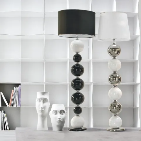 Lampada da terra in tessuto bianco o nero e in ceramica smaltata biancoe platino o nero e platino Pearl Floor di Adriani e Rossi