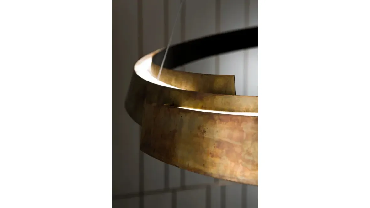 Lampada a sospensione Swirl in ottone acidato di Laura Meroni