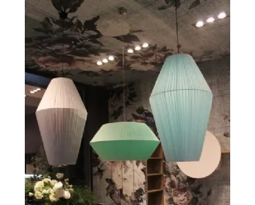 Lampada in tessuto plissettato a vari colori Theather di Adriani e Rossi