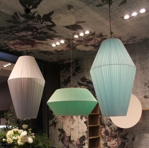 Lampada in tessuto plissettato a vari colori Theather di Adriani e Rossi