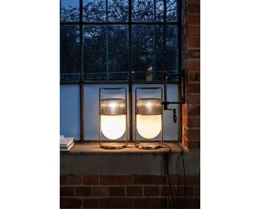 Lampada da Tavolo Xi in vetro e vetro cannettato colorato con struttura in metallo finitura ottone di Poltrona Frau