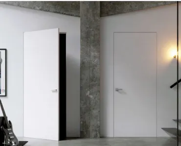 Porta battente per interni in laccato bianco come la parete Gea Filo muro di Doal