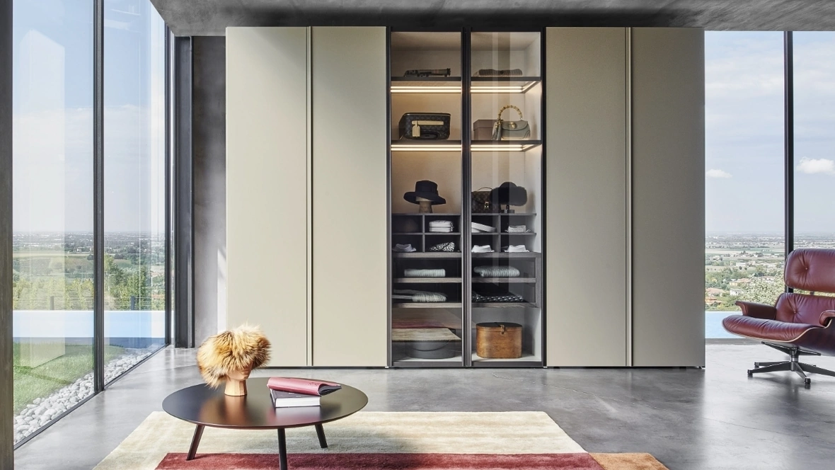 Armadio Scrigno Laccato con ante centrali in vetro di Sangiacomo