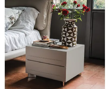 Comodino in legno con cassetti rivestiti in ecopelle Dyno di Cattelan Italia