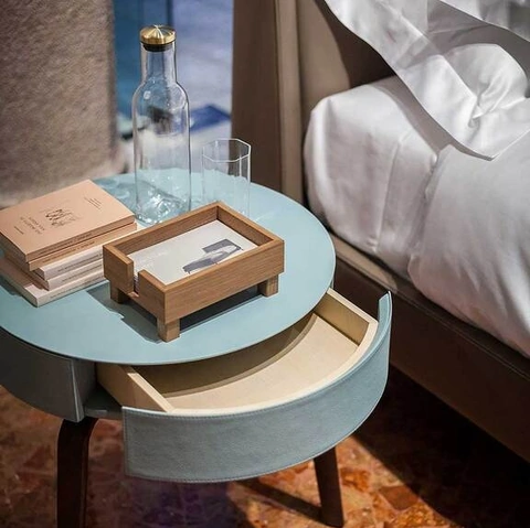 Comodino Fiorile di Poltrona Frau