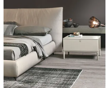 Comodino con cassetti in laccato opaco e maniglie in pelle Inside di Alivar