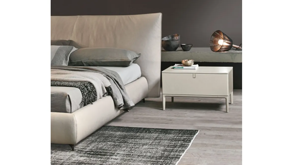 Comodino con cassetti in laccato opaco e maniglie in pelle Inside di Alivar