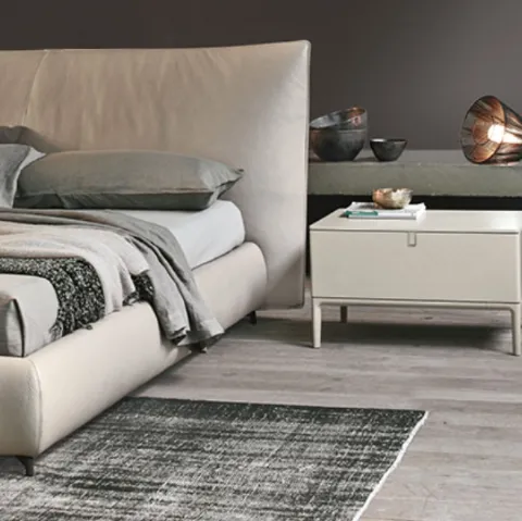 Comodino con cassetti in laccato opaco e maniglie in pelle Inside di Alivar