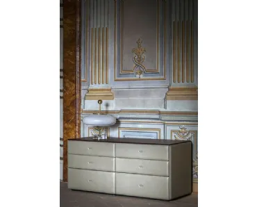 Comò Moondance in legno rivestito in pelle di Poltrona Frau