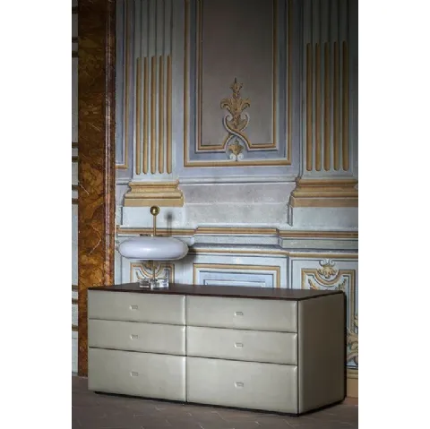 Comò Moondance in legno rivestito in pelle di Poltrona Frau