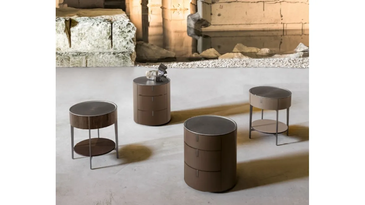 Comodino Round rivestito in cuoio con piano in acciaio di Alivardi Alivar